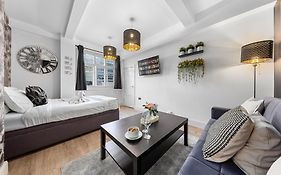 Central London Luxury, Relaxing Apartment! 2 Mins From Paddington Station!